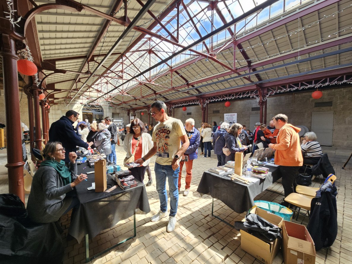 Un premier Salon qui a attiré de nombreux visiteurs et amateurs de livres. Un beau succès !     !