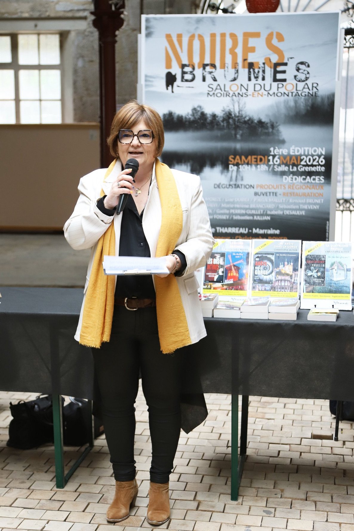 Marie Laure Sifferlens inaugure son Salon.