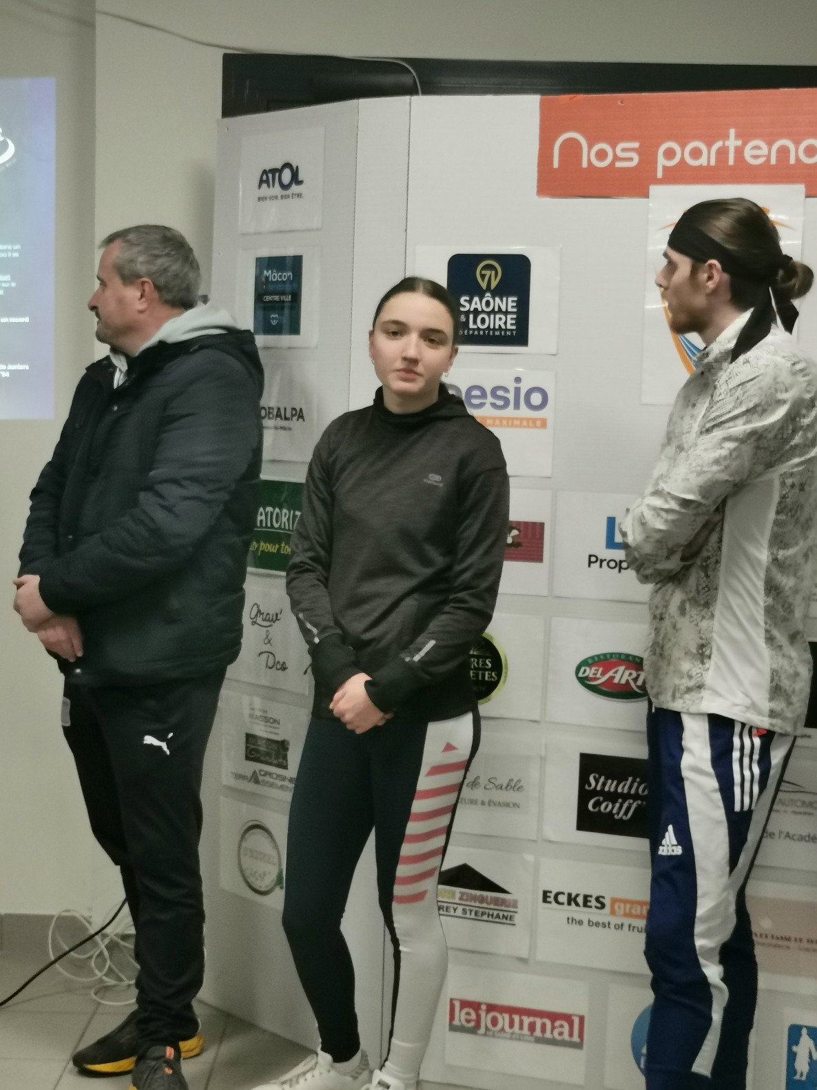 Entraîneur et 2 jeunes Athlètes