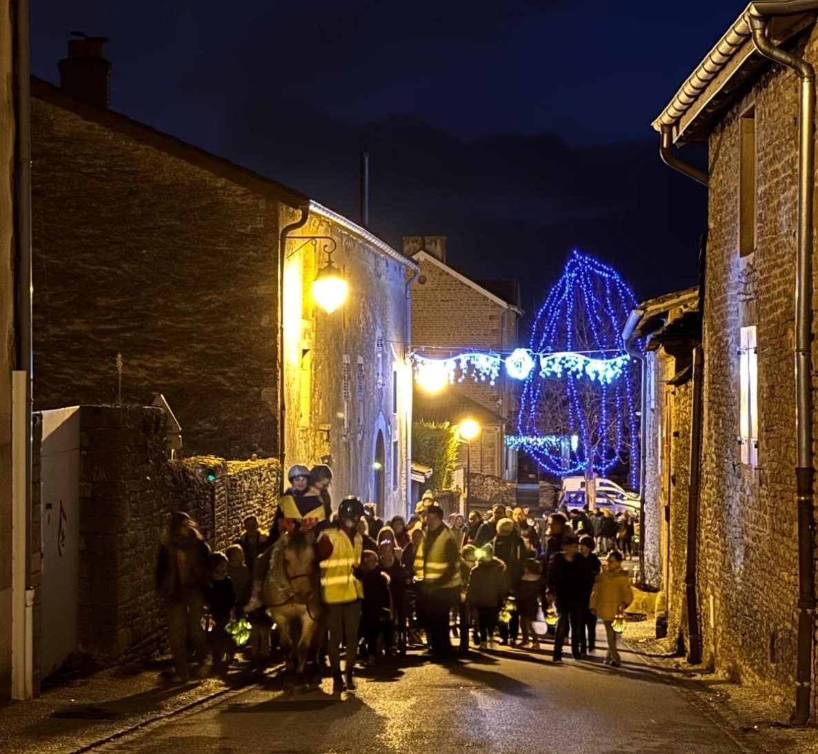 Retraite aux lanternes par les écoliers du village.