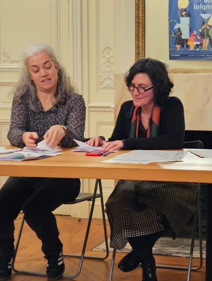 L'organisatrice administrative, à gauche.