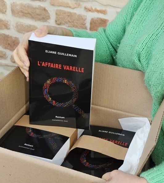 Emballage sérieux et bouquins parfaits.