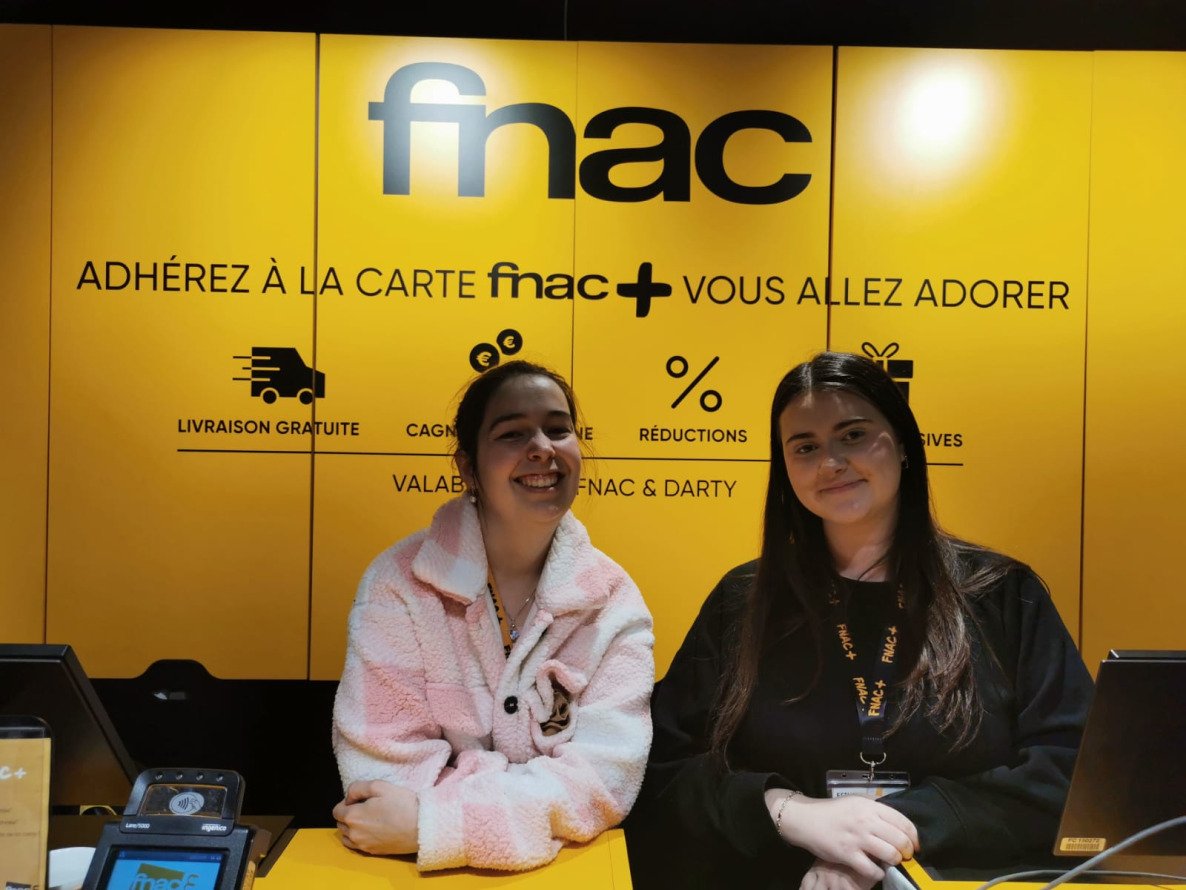 Sympathiques jeunes femmes, employées.