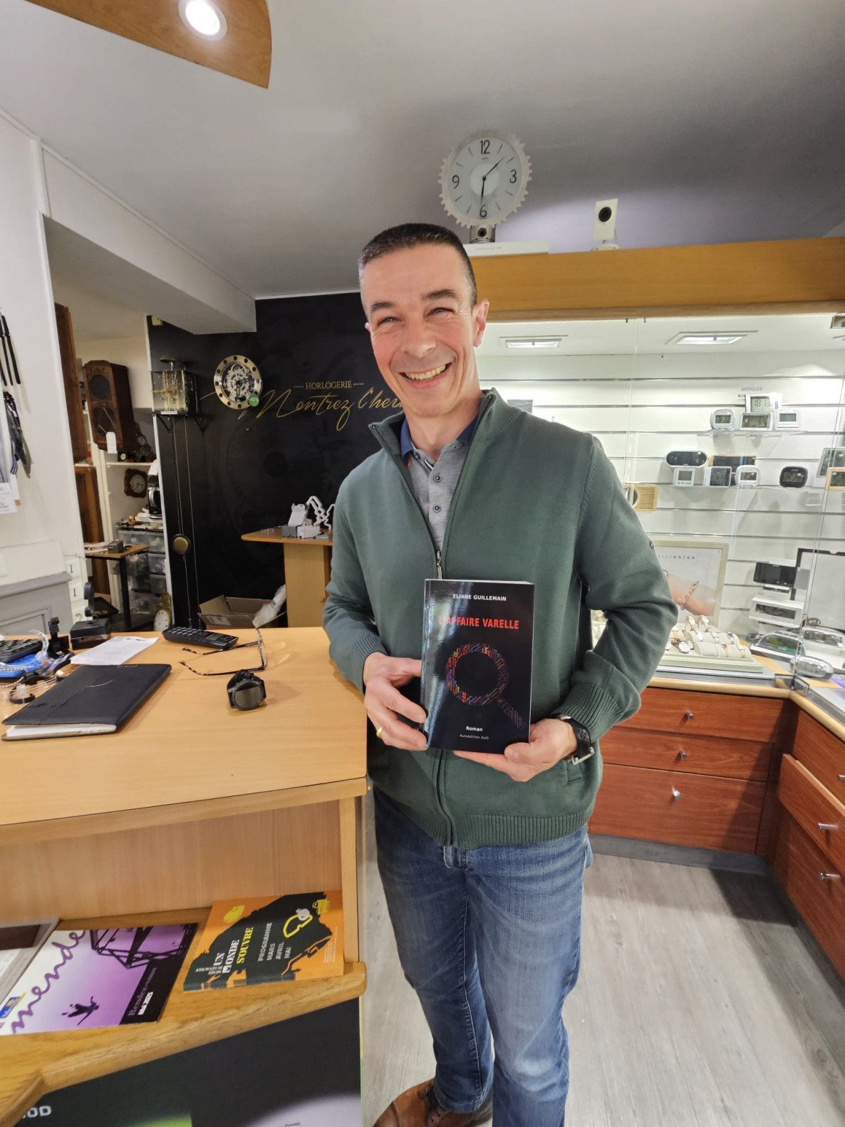 Stéphane, horloger, il ne pouvait pas quitter sa boutique. Le livre est venu vers lui.