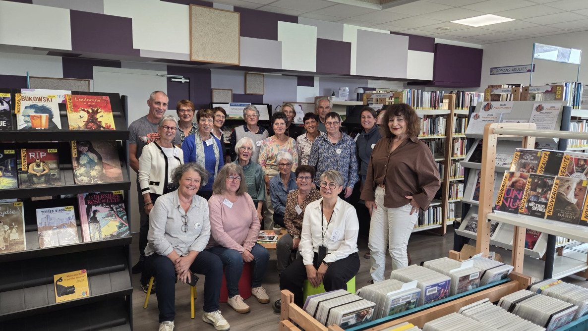 Personnel et bénévoles de la nouvelle bibliothèque de Vieillevigne (44) que je remercie chaleureusement