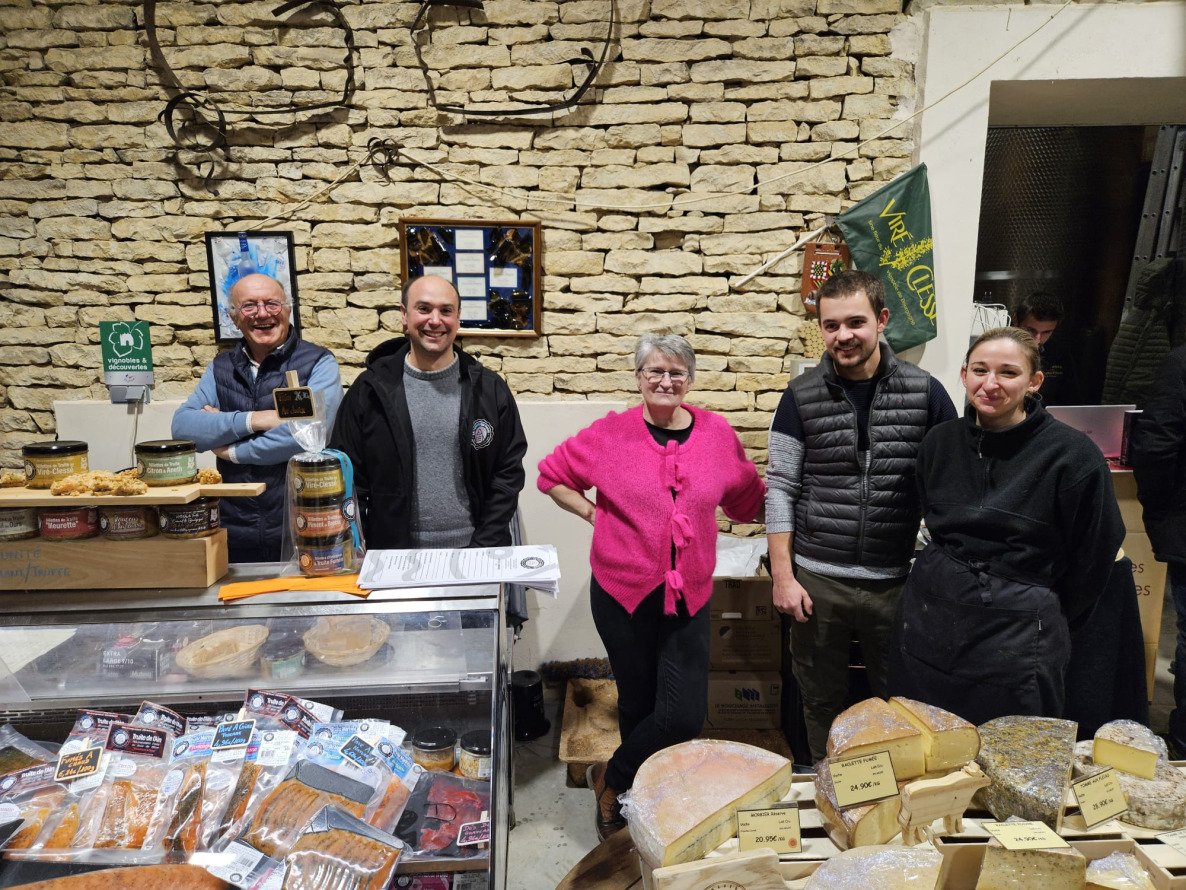La truite qui fume, père et fils miam miam ! Mylène, Hilde et son fiancé.