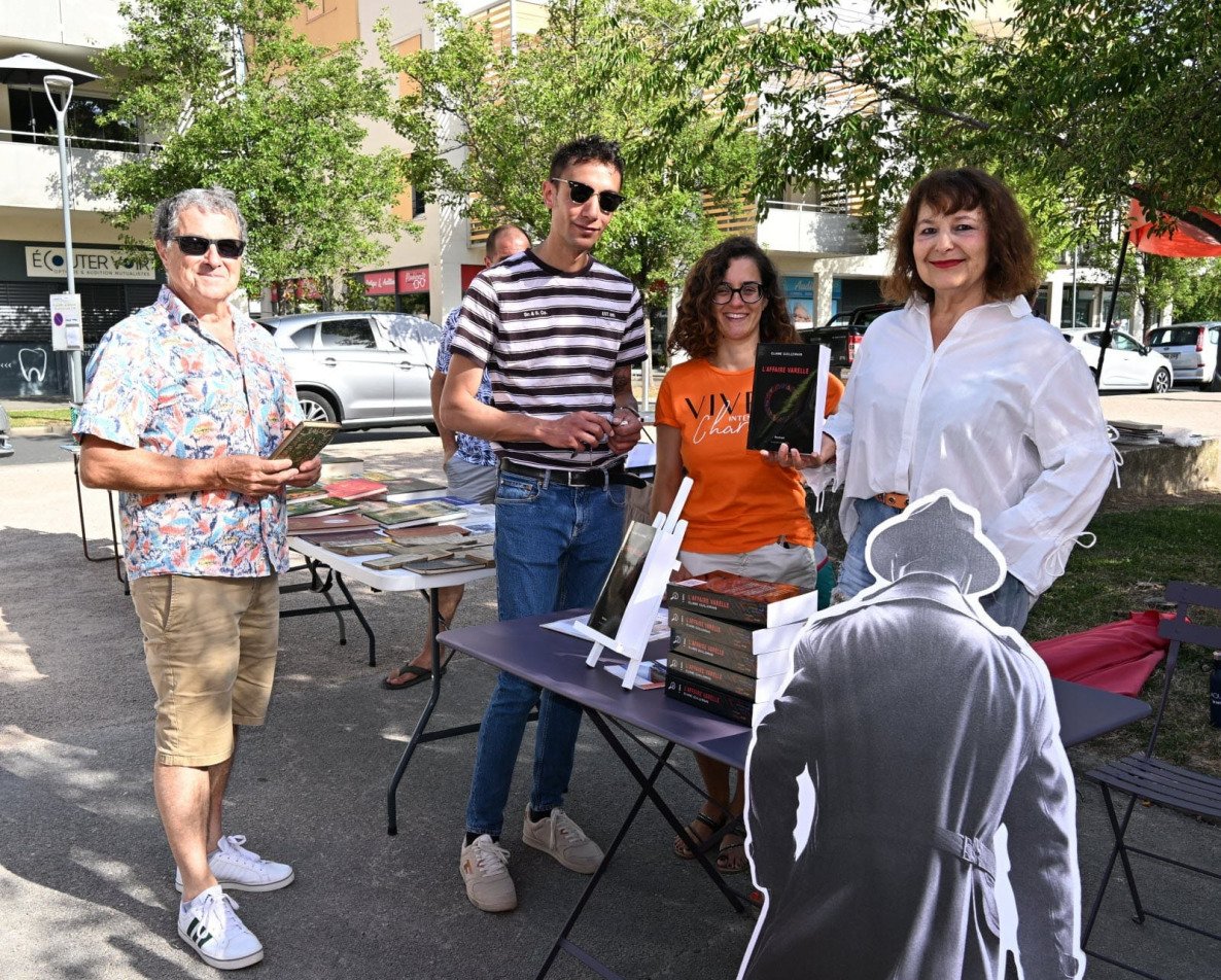 Invitée au marché du livre à Charnay les Mâcon. Place Mommessin.